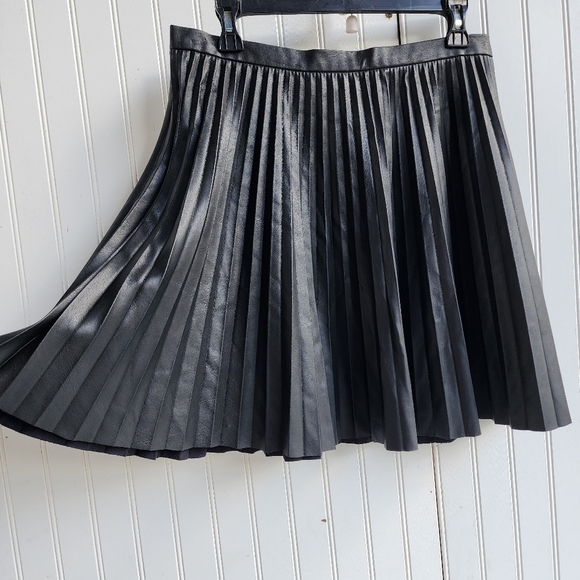 French Connection Women's Black Etta Faux Leather Pleated Mini Skirt Sz 10 - Picture 3 of 11